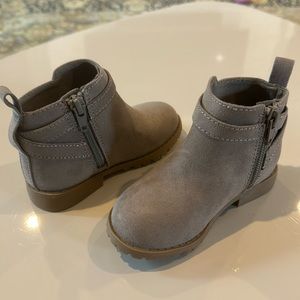 Size 7 toddler gray suede zip boots.